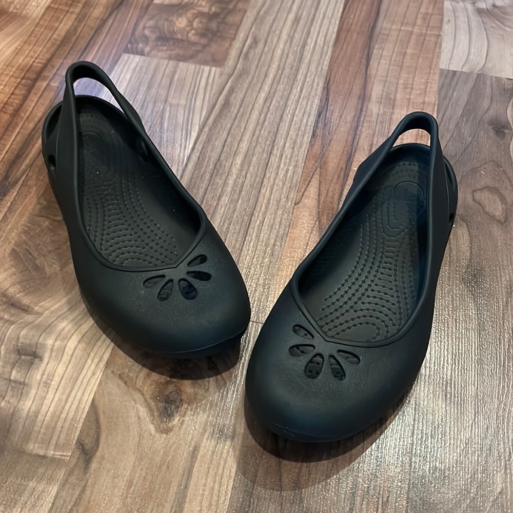 Crocs Women Sz 8 M Black Flat Synthetic Shoes